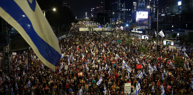 Israel, thousands protest, defence minister sacking