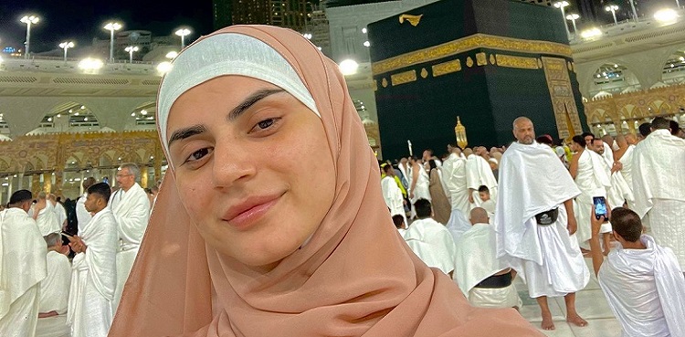 actor zubab rana, performs umrah