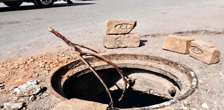 Open manhole, Open manhole child Lahore