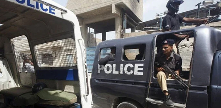 Karachi-scrap-dealers-attack-police-station