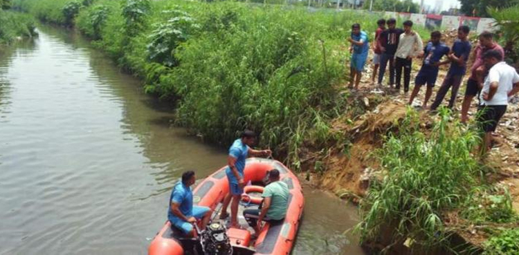 Man throws daughters into canal, Chichwatni man daughters canal