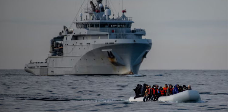 Asylum seekers reach England despite Rwanda threat by Sunak