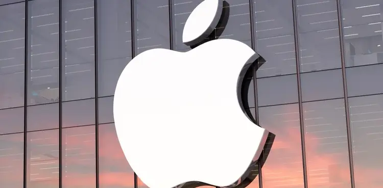 Apple workers spying personal devices