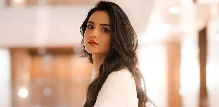 Indian actress, Jasmin Bhasin, contact lenses, eye damage,