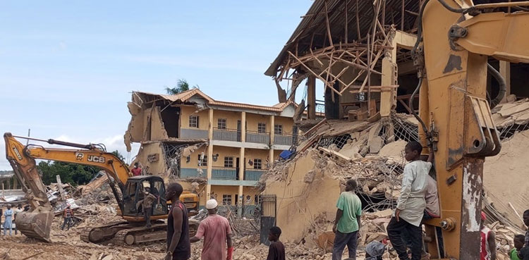 Nigeria school collapse kills 21, scores injured