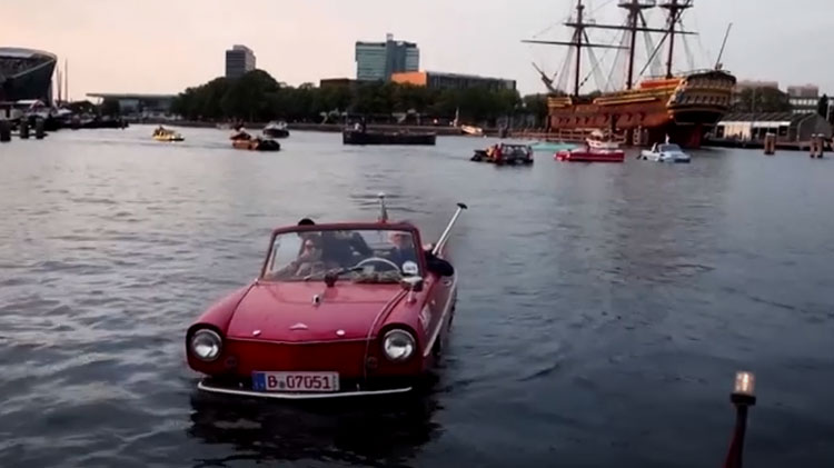 VIRAL: Amphibious vehicles glide through Amsterdam's canals