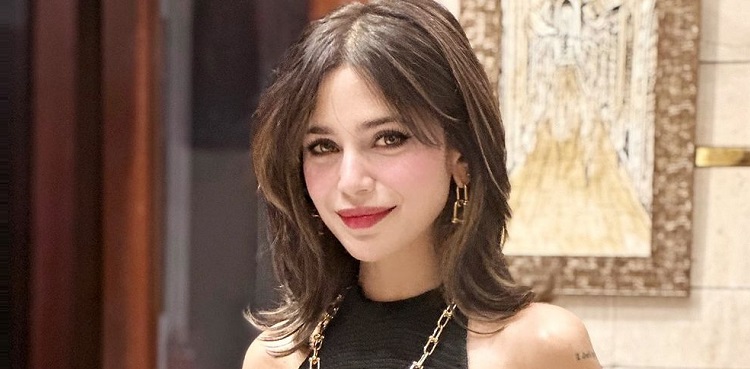 aima baig, leaves pakistan, Singer