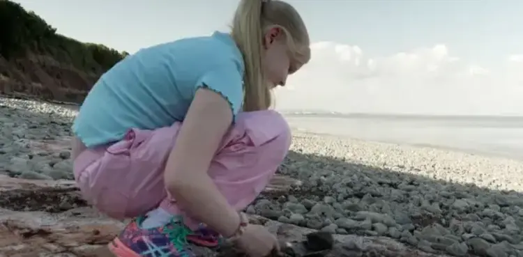VIRAL, Schoolgirl, dinosaur, beach walk, Tegan, claire
