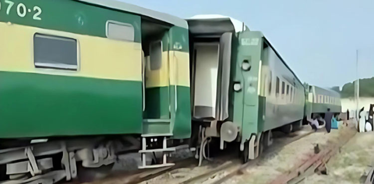 train derails