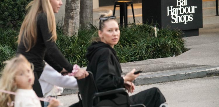 Anna Kournikova, Enrique Iglesias, wheelchair