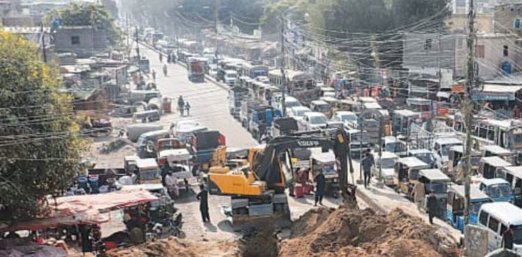 University-Road-Karachi,-closed,-traffic,-water-pipeline