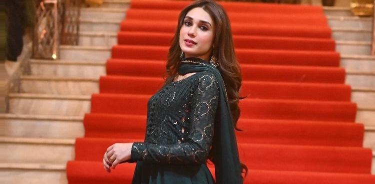 Hina Tariq drops BTS pictures from the sets of 'Naqaab' - Viral