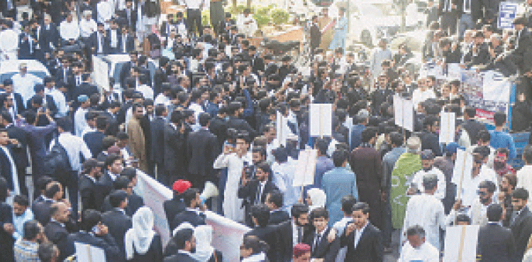 Lawyers protest sit-in, court boycott, canals project