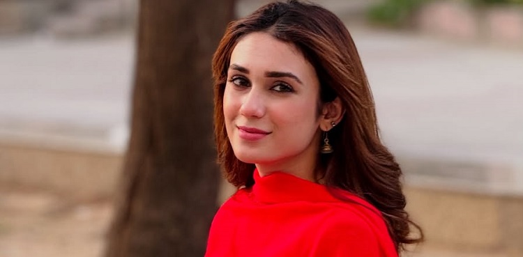 Hina Tariq thanks fans with BTS pictures from 'Naqaab' set - VIRAL