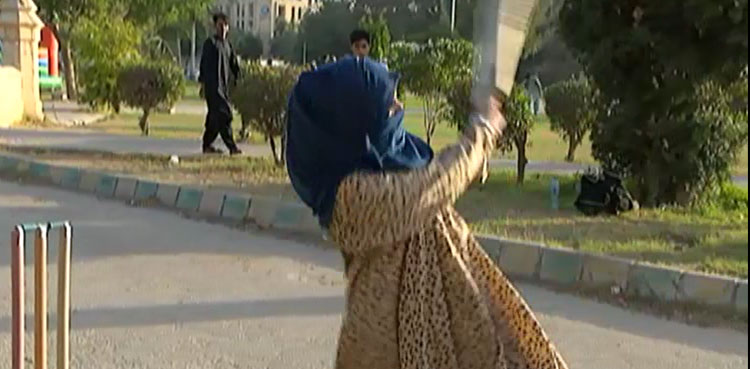 Viral video of Karachi girl batting at Frere Hall