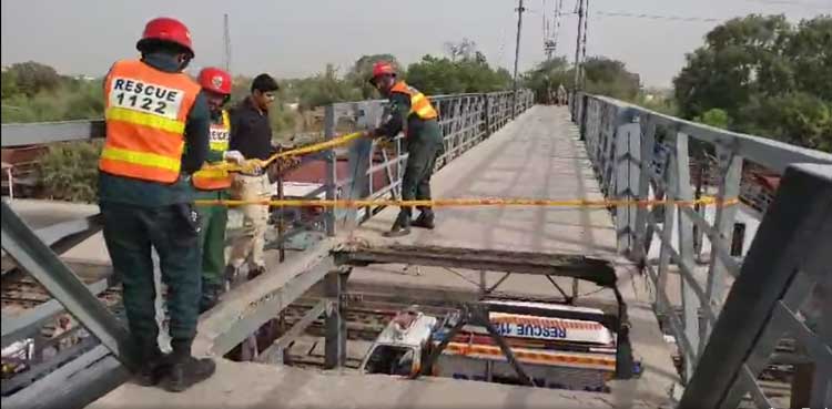 Khanewal station, bridge, collapses, Pakistan Railways