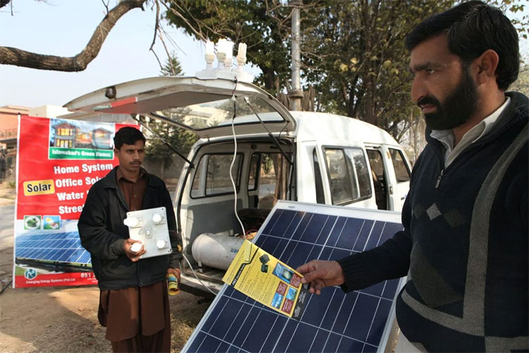 Falling prices and high electricity tariffs sparked a solar boom in Pakistan. Now, new legislation looks set to slow sales (Image: ton koene / Alamy)