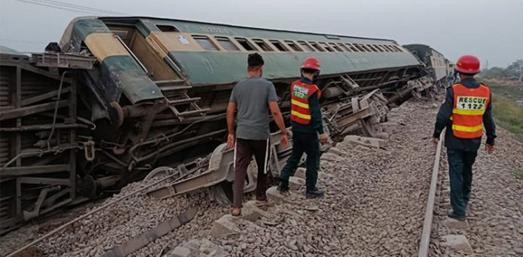 Shalimar Express, train derails , Faisalabad