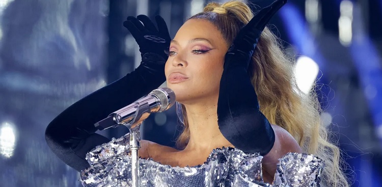 Beyonce forced to stop concert after scary malfunction