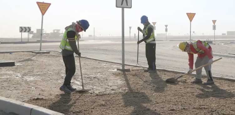 Saudi Arabia, midday outdoor, work ban