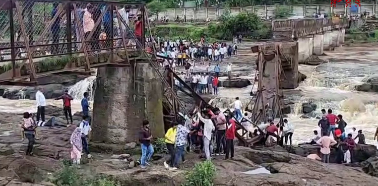Pune Bridge collapse, Indrayani River accident, Maharashtra disaster, Kundamala bridge failure, rescue operation Pune, NDRF