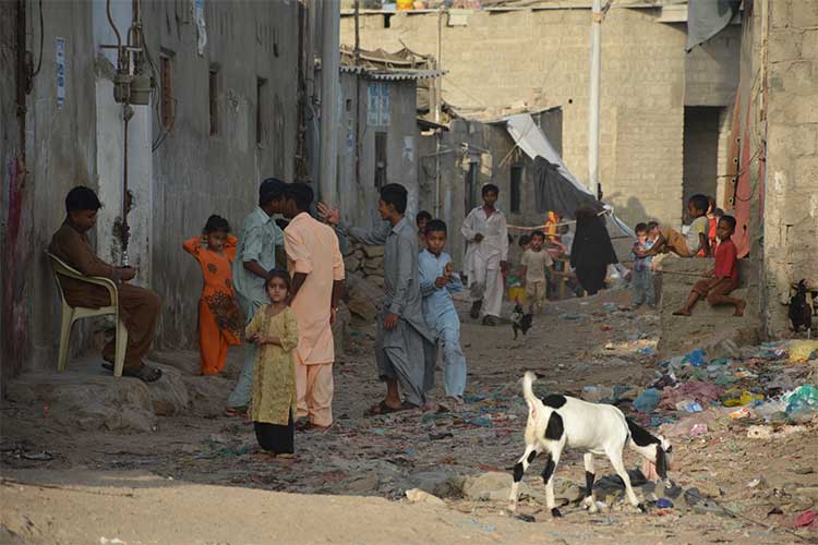 Karachi Slum Dwellers Endure 2025 Heatwave