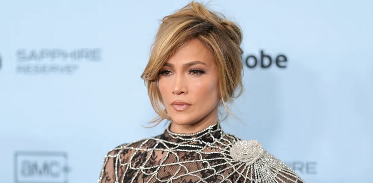 Jennifer Lopez suffers shocking wardrobe malfunction during concert