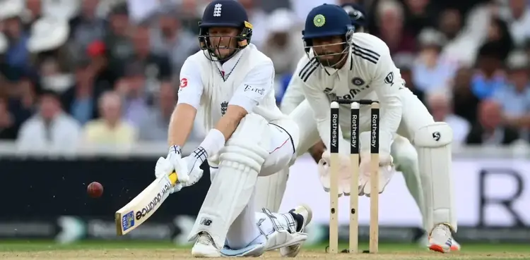 Weather sends gripping Oval Test into final day
