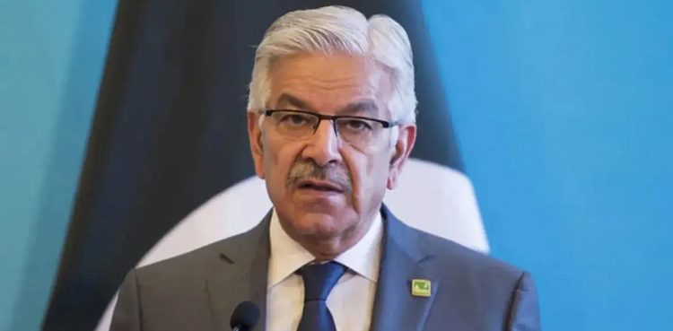 Khawaja Asif claims pressure from ex-COAS Bajwa’s father-in-law to condemn Nawaz Sharif’s speech