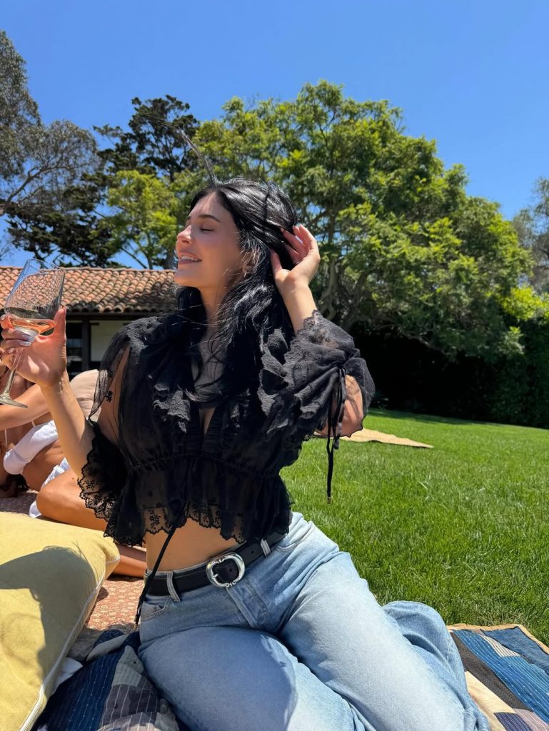 Kylie Jenner rings in her 28th birthday with Kendall, Hailey, Justin & more!