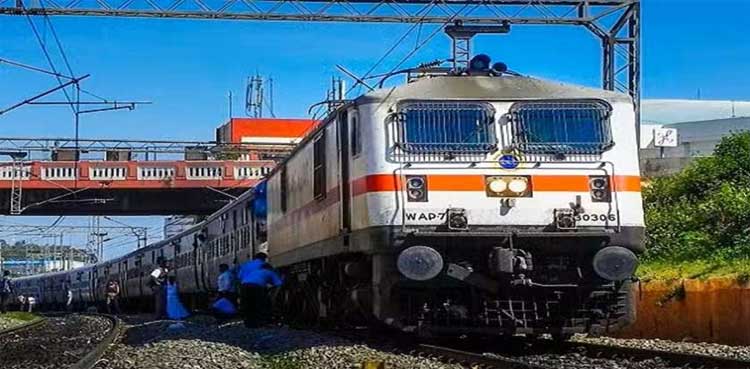 Viral video shows staff washing, reusing disposable food containers via rail travel in India reusing food containers