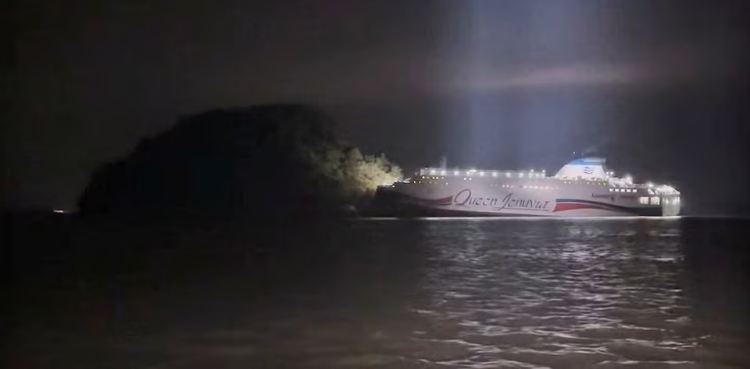 South Korean ferry runs aground, all 267 people on board rescued