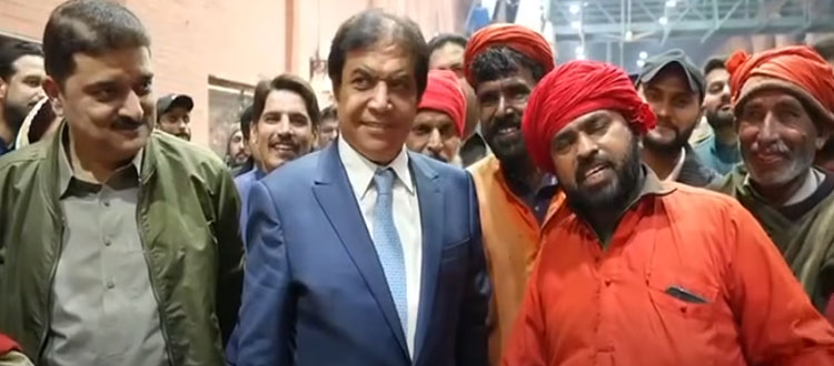 Hanif Abbasi cracks down on ticketless travel during surprise train journey