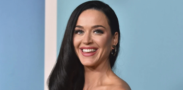 Katy Perry’s viral Roman vacation gesture perplexes fans